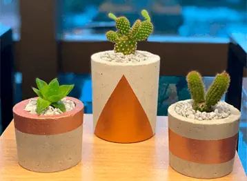 Jarrinhos de cimento com detalhes em cobre e rosé