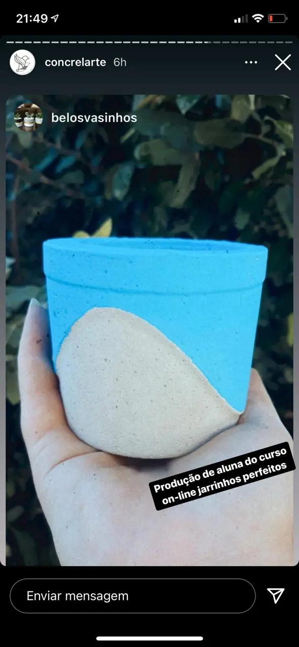 Foto de jarrinho azul feito por aluna do curso
