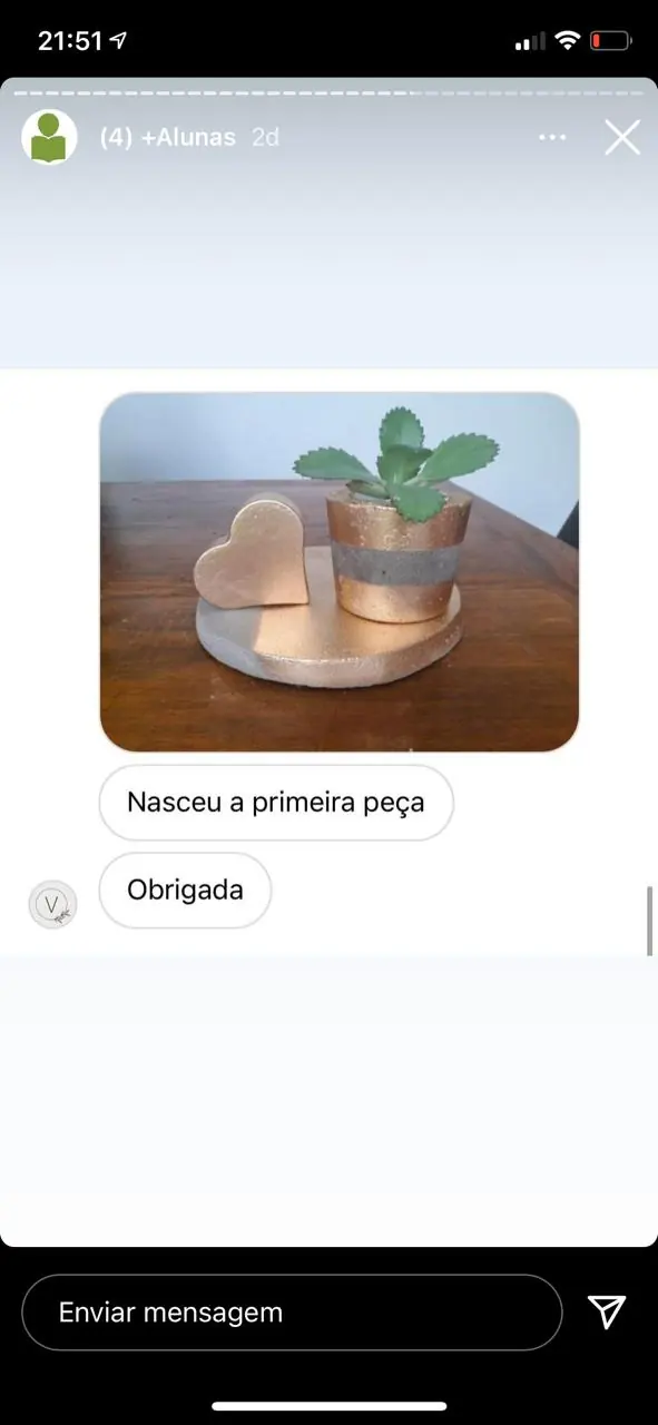 Foto de vaso bicolor e coração de cimento feito por aluna